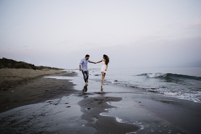 Temor al compromiso: Vemos a una pareja caminando a las orillas del mar. Se ven felices y muy contentos. Al parecer, son el uno para el otro. Así debería ser una relación, en cambio hay varias personas que no quieren comprometerse y vivir ese momento de felicidad. 